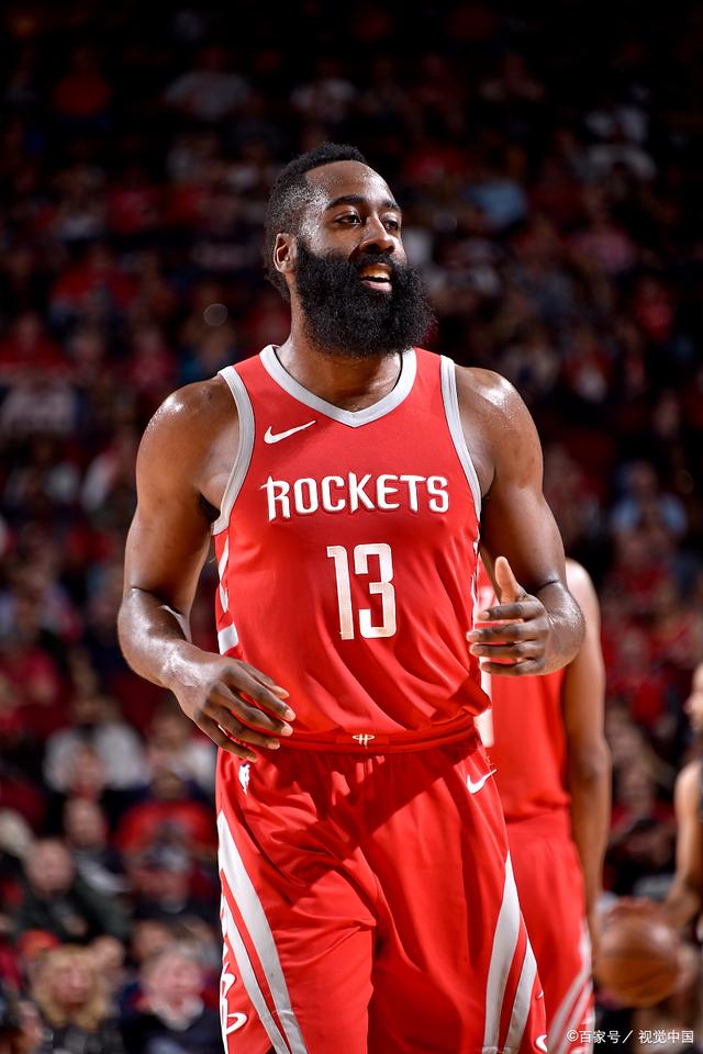 曼联积极追求皇马球星古勒，认为其价值极高，皇马不愿轻易放走，其他俱乐部竞争激烈。（曼联力追皇马新星古勒并高度评价，皇马不愿放行，多队竞争激烈）