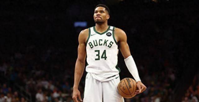 贝蒂斯迎战巴塞罗那：西甲第15轮焦点战一触即发！（贝蒂斯大战巴塞罗那：西甲第15轮巅峰对决即将开战）