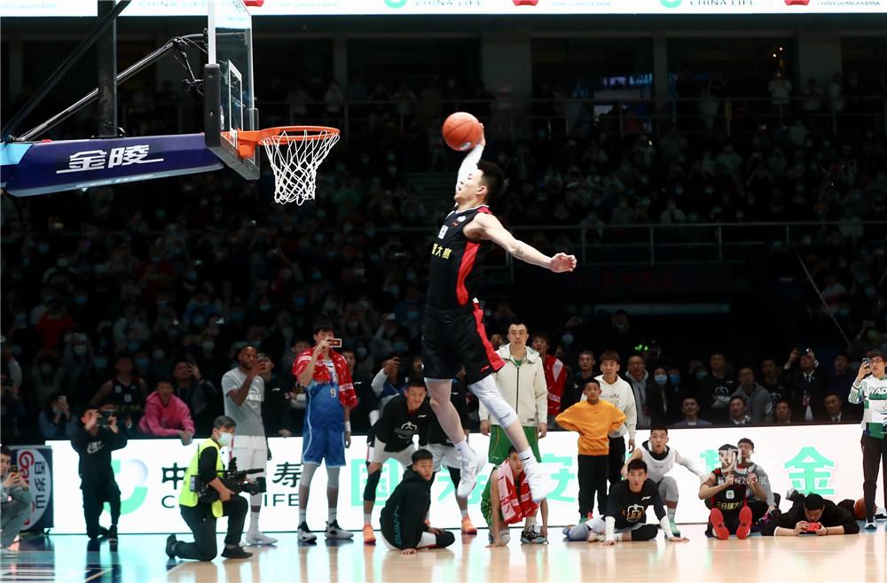 中超新政放宽引援限制，多队准备大手笔（中超新规松绑引援限制，多队酝酿重金投入）