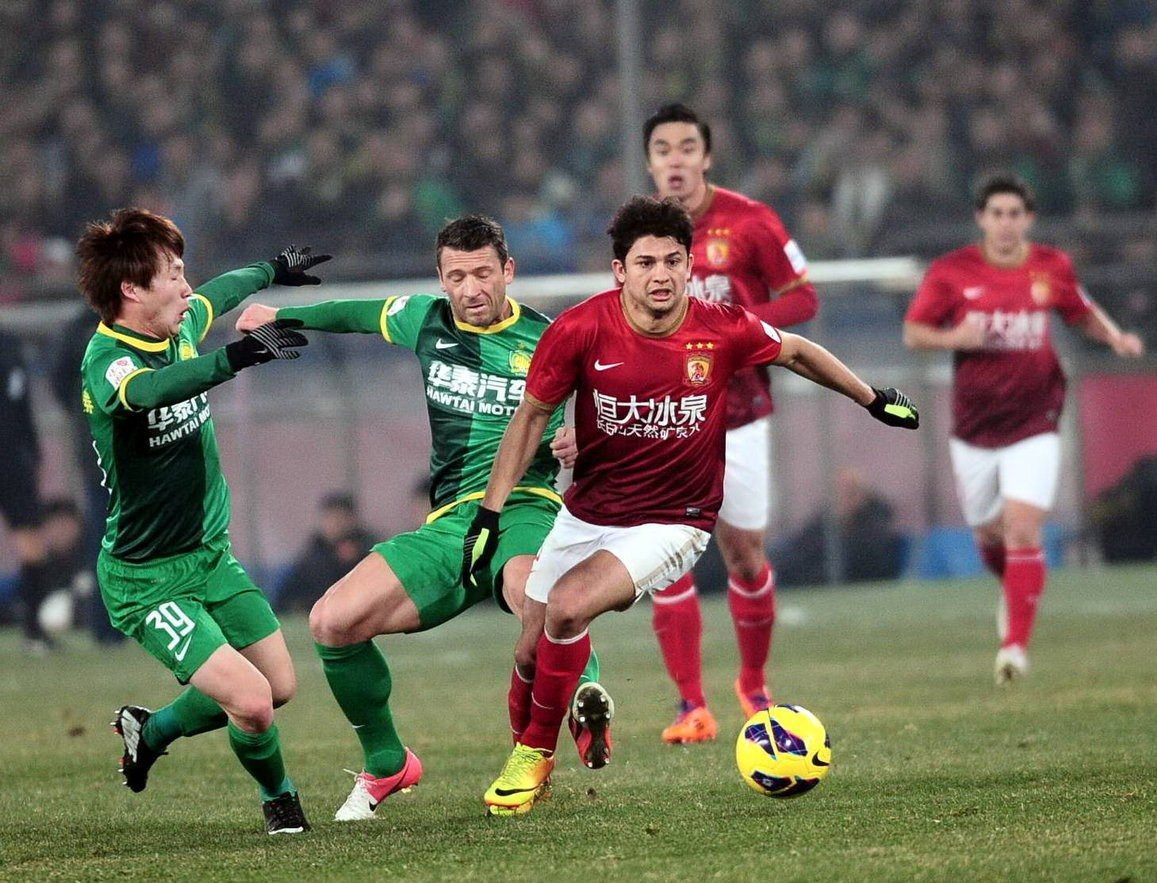 利兹联3-1切尔西，蓝军完败，暴露战术短板，惧怕强队。（利兹联3-1击败切尔西：蓝军惨败，战术短板尽显，遇强不振）