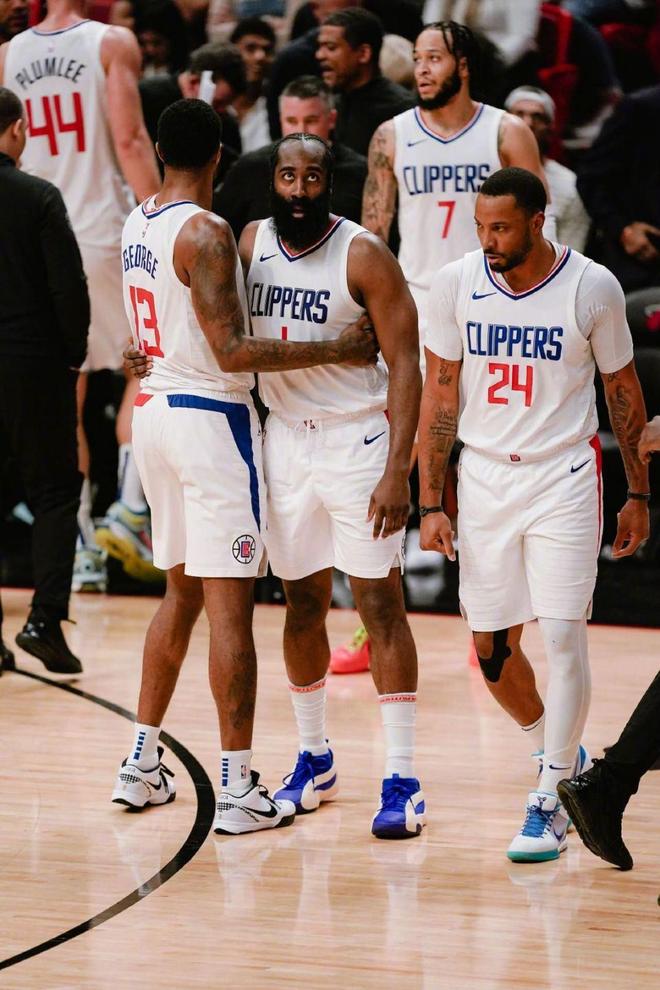 悲喜两重天！孙兴慜失点后表情极度痛苦，穆勒晋级后喜笑颜开（一喜一悲：孙兴慜点球失手痛苦难掩，穆勒晋级后喜形于色）