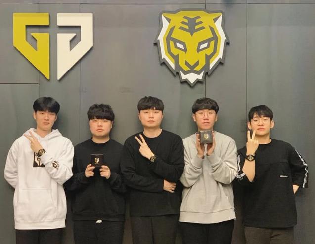 疑吸引了更 疑吸引了更